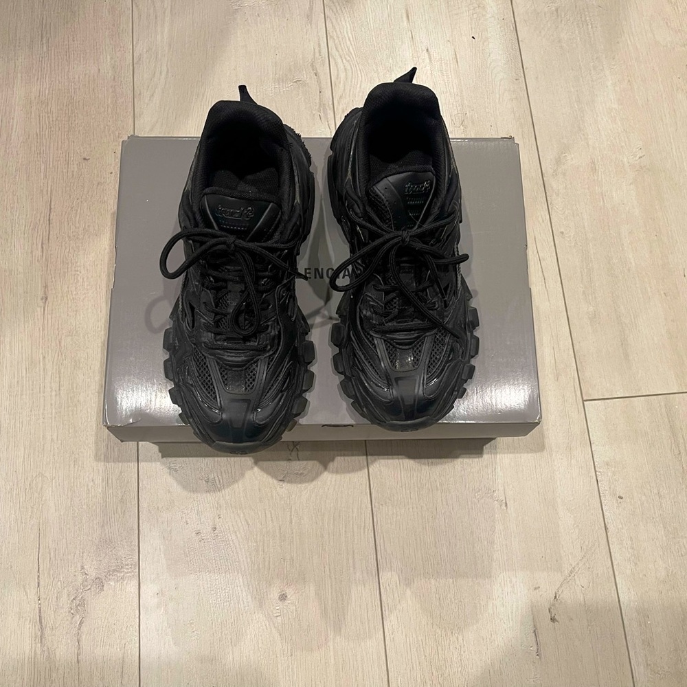 Balenciaga, woman’s sneakers truck 2